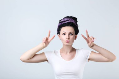 olan dreadlocks gri arka plan üzerinde kadın