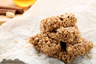 Lezzetli granola barlar waxlı kağıt üzerinde