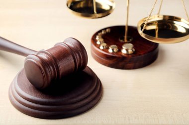 Yargıç tokmak ile ahşap masa üzerinde ölçekler