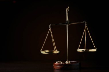 Ahşap masa üzerinde adaletin terazisi