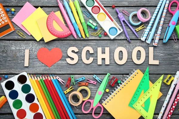 Yazıt ben aşk okul okul ile ahşap arka plan üzerinde malzemeleri