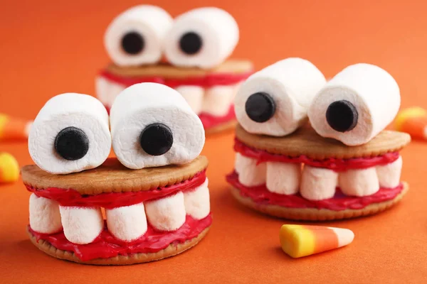 Cadılar Bayramı çerezleri ağız turuncu zemin üzerine marshmallow ile