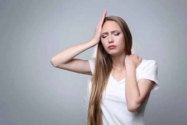 Mujer Joven Con Dolor Cabeza Dolor Cuello Sobre Fondo Gris — Foto de Stock