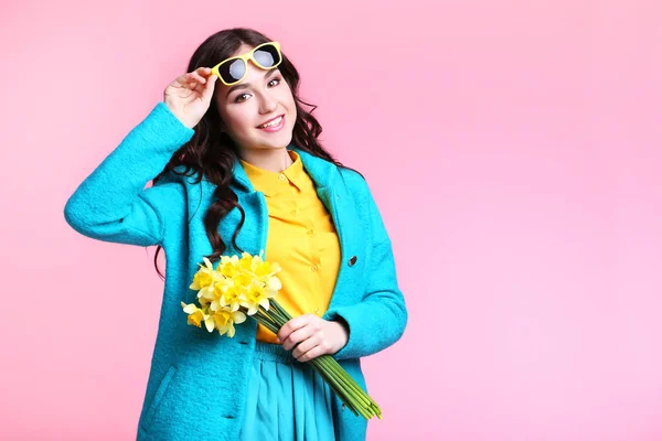 Vrouw Mode Kleding Met Narcissus Bloemen Roze Achtergrond — Stockfoto