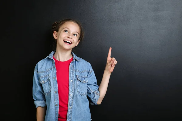 Ung Flicka Jeansjacka Blackboard Bakgrund — Stockfoto