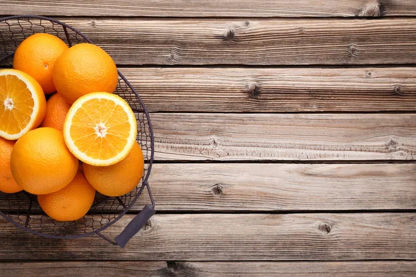 Pomarańczowe Owoce Koszyku Brązowy Drewniany Stół — Zdjęcie stockowe