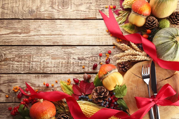 Meyveler ve sebzeler ile gri ahşap masa üzerinde yaprak