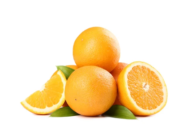 Orange Frukter Med Gröna Blad Isolerad Vit Bakgrund — Stockfoto