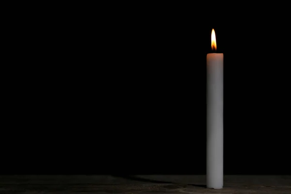 Біла Горіння Свічка Чорному Тлі — стокове фото