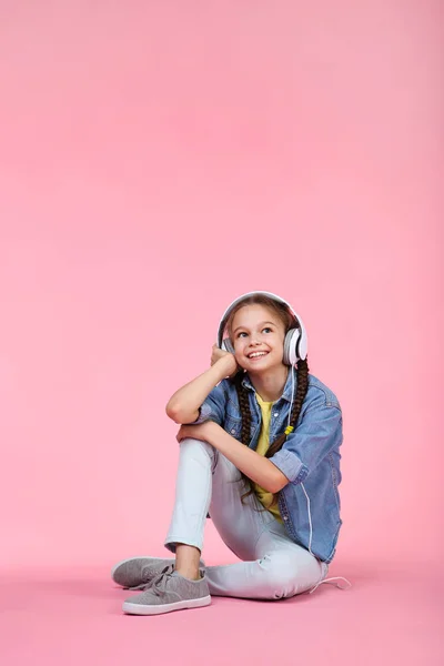 Pembe Bir Arka Plan Üzerinde Kulaklık Ile Genç Kız — Stok fotoğraf