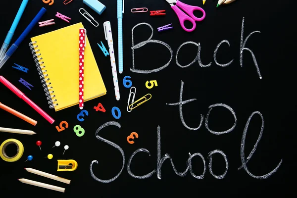 Yazıt için okula geri okul malzemeleri ile kara tahta üzerinde