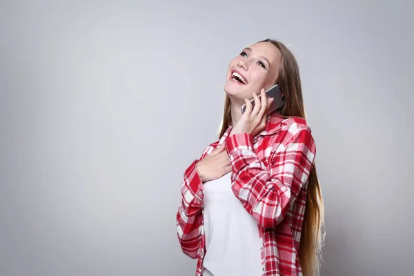 Jonge Vrouw Met Smartphone Grijze Achtergrond — Stockfoto