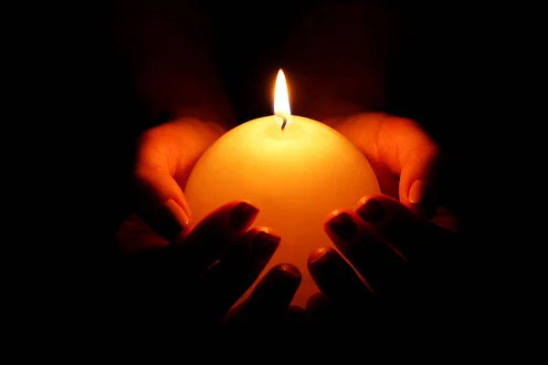 Weibliche Hände Mit Brennender Kerze Auf Schwarzem Hintergrund — Stockfoto