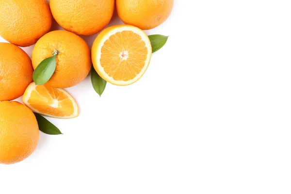 Pomarańczowe Owoce Zielonych Liści Białym Tle — Zdjęcie stockowe