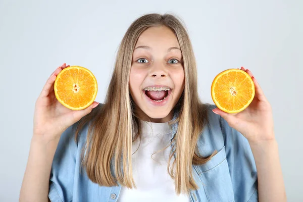 Jeune Fille Souriante Avec Des Fruits Orange Sur Fond Gris — Photo