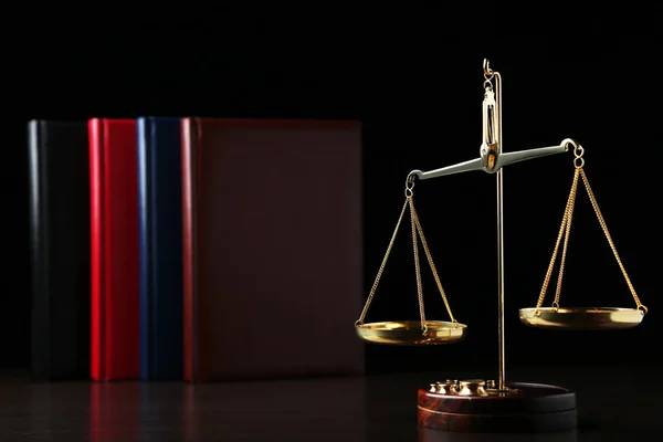 Escalas Justicia Con Libros Sobre Mesa Madera —  Fotos de Stock