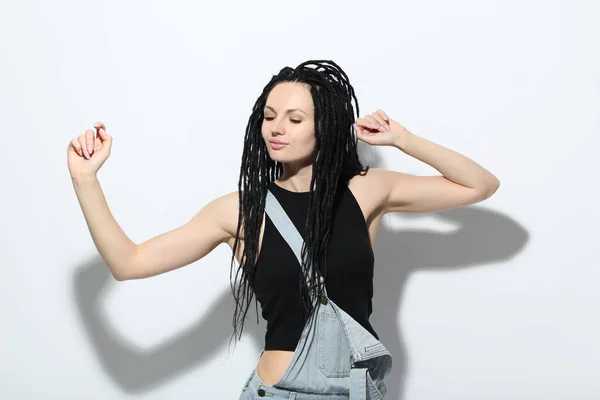 Jonge Vrouw Met Dreadlocks Mode Kleding Witte Achtergrond — Stockfoto