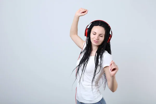 Mujer Joven Con Auriculares Sobre Fondo Gris —  Fotos de Stock