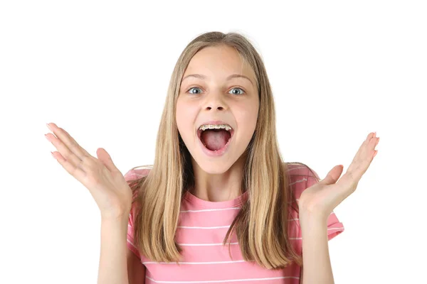 Junges Lächelndes Mädchen Mit Zahnspange Isoliert Auf Weißem Hintergrund — Stockfoto