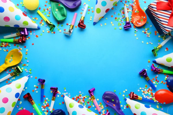 Gorras Fiesta Cumpleaños Sopladores Globos Sobre Fondo Azul —  Fotos de Stock