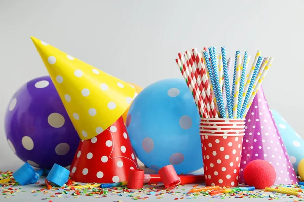 Cappelli Ventilatori Palloncini Feste Compleanno Sfondo Grigio — Foto Stock