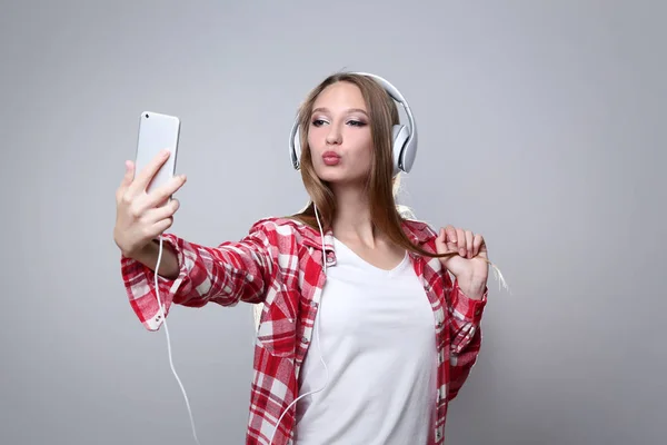 Jeune Femme Avec Casque Faisant Selfie Sur Fond Gris — Photo