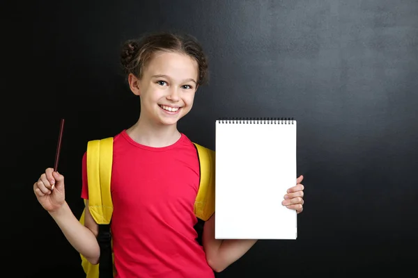 Menina Com Caderno Lápis Fundo Quadro Negro — Fotografia de Stock