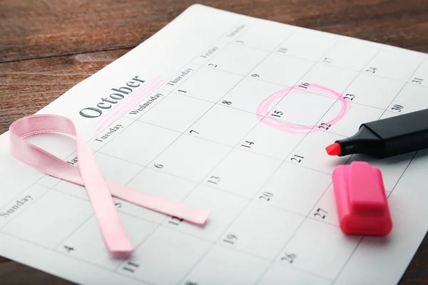 Ροζ Κορδέλα Φύλλο Ημερολογίου Και Δείκτη Στο Ξύλινο Τραπέζι — Φωτογραφία Αρχείου