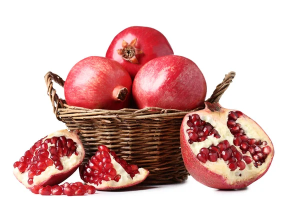 Olgun ve sulu nar beyaz arka plan üzerinde izole sepeti