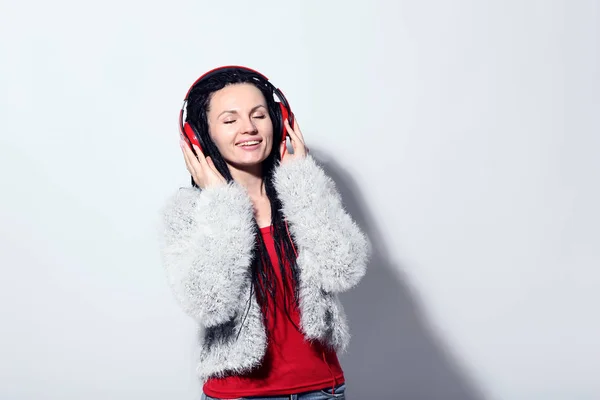 Jonge Vrouw Met Koptelefoon Mode Kleding Witte Achtergrond — Stockfoto