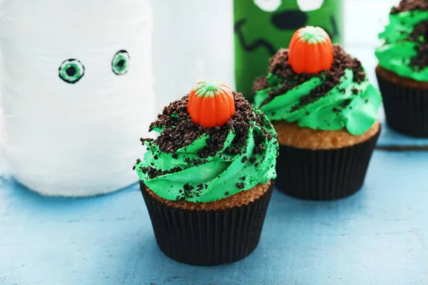 Cadılar Bayramı cupcakes mavi ahşap tablo