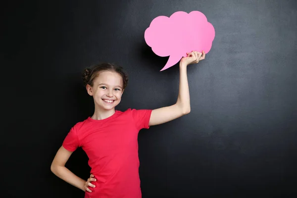 Ung Flicka Med Rosa Pratbubblan Blackboard Bakgrund — Stockfoto