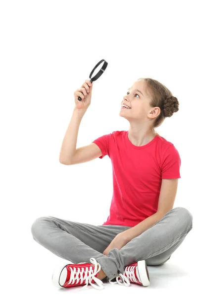 Junges Mädchen Mit Lupe Isoliert Auf Weißem Hintergrund — Stockfoto
