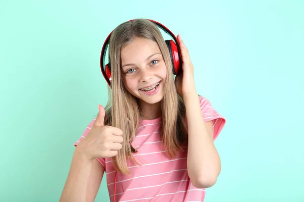 Junges Mädchen Mit Kopfhörern Auf Mint Hintergrund — Stockfoto
