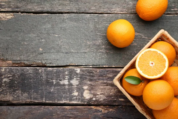 Fruits Orange Avec Feuille Verte Dans Panier Sur Table Bois — Photo