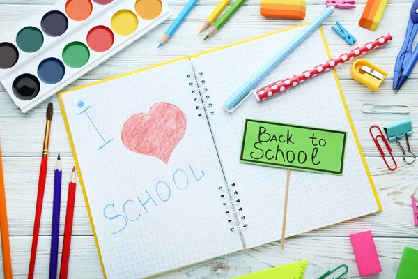 Yazıt ben aşk okul okul ile ahşap arka plan üzerinde malzemeleri