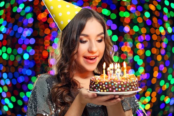 Mujer Joven Sosteniendo Pastel Con Velas Fondo Luces —  Fotos de Stock