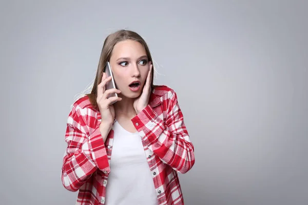 Mujer Joven Con Smartphone Sobre Fondo Gris — Foto de Stock