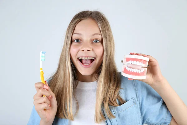Joven Chica Sonriente Con Frenos Dentales Modelo Dientes Sobre Fondo — Foto de Stock