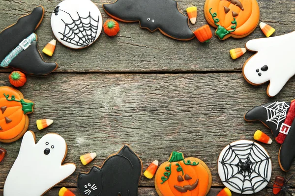 Ahşap masada şekerli zencefilli kurabiyeler