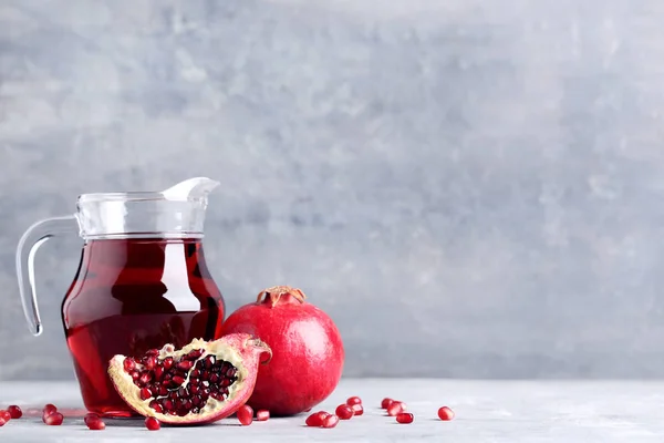 Frutti Melograno Succo Brocca Sul Tavolo Legno Grigio — Foto Stock