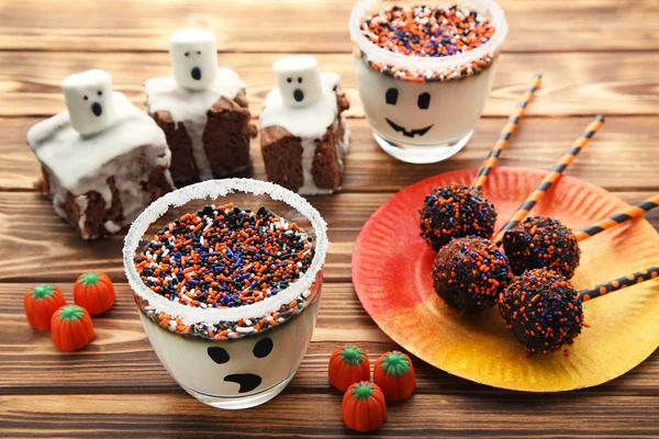 Jalea Halloween Vasos Con Caramelos Pasteles Mesa Madera — Foto de Stock