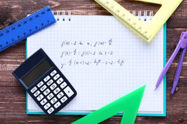 Alıştırma kitabı matematik formülleri ve okul malzemeleri