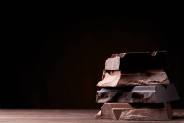 ahşap masa üstünde çikolata parçaları