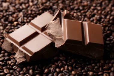 çikolata parçaları ve kahve çekirdekleri