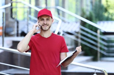 teslimatçı kırmızı üniformalı