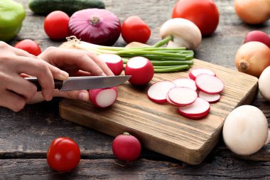 El kesme taze turp kahverengi tahta üzerinde