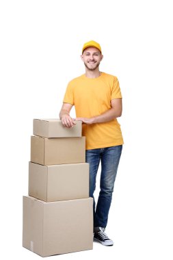 Beyaz arka planda karton kutuları olan teslimatçı.