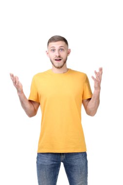 Beyaz arka planda genç bir adamın portresi