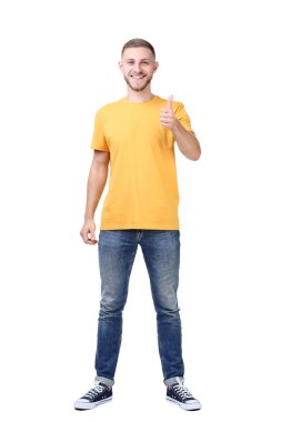 Beyaz arka planda genç bir adamın portresi